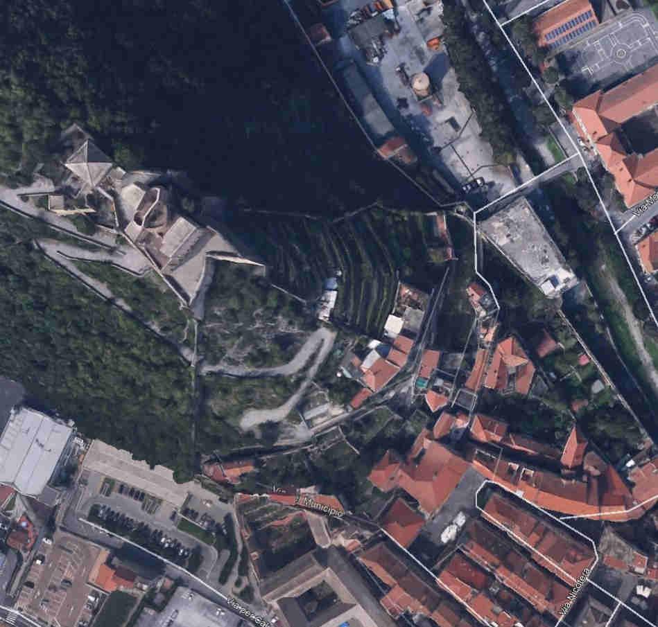 2. RELAZIONE ILLUSTRATIVA E TECNICA DELL INTERVENTO 2.1. INQUADRAMENTO URBANISTICO E VINCOLI Il plesso scolastico si colloca Finale Ligure, nella località di Finalborgo, lungo la via per Perti.