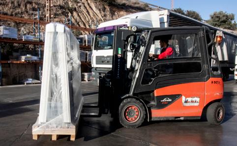 CARICO CAMION Sia per la movimentazione che per il trasporto, le lastre devono essere mantenute in equilibrio tenendo conto del loro baricentro per evitarne la flessione e l eventuale rottura.