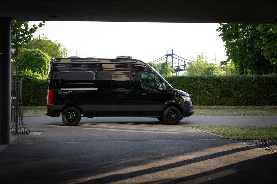 Con il nuovo veicolo di base, ovvero il Mercedes-Benz Sprinter a trazione anteriore, l HYMER Free S è in grado di offrire un vano interno con una generosa altezza utile di due metri.