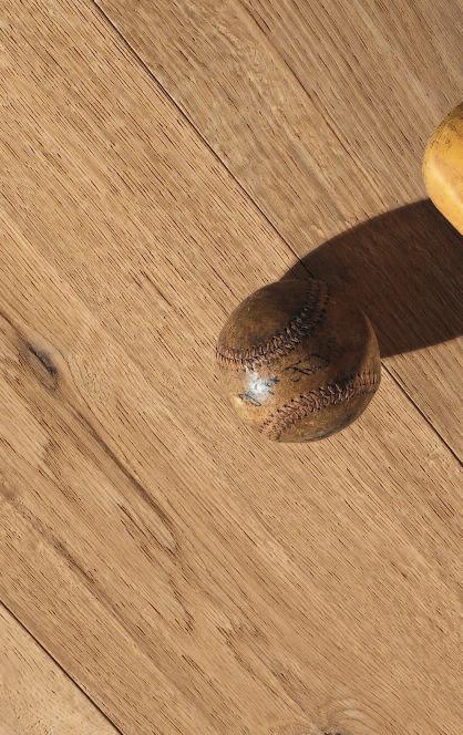 La serie Business Piallati è caratterizzata da irregolari ondulazioni sulla superficie del legno che, unite alla base di Rovere Invecchiato, donano un aspetto vissuto ed antico al parquet