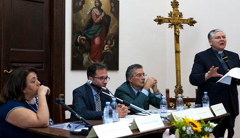 I relatori del dell'evento Formativo: a parlare è il prof. Don Franco Piazza. la Prof.