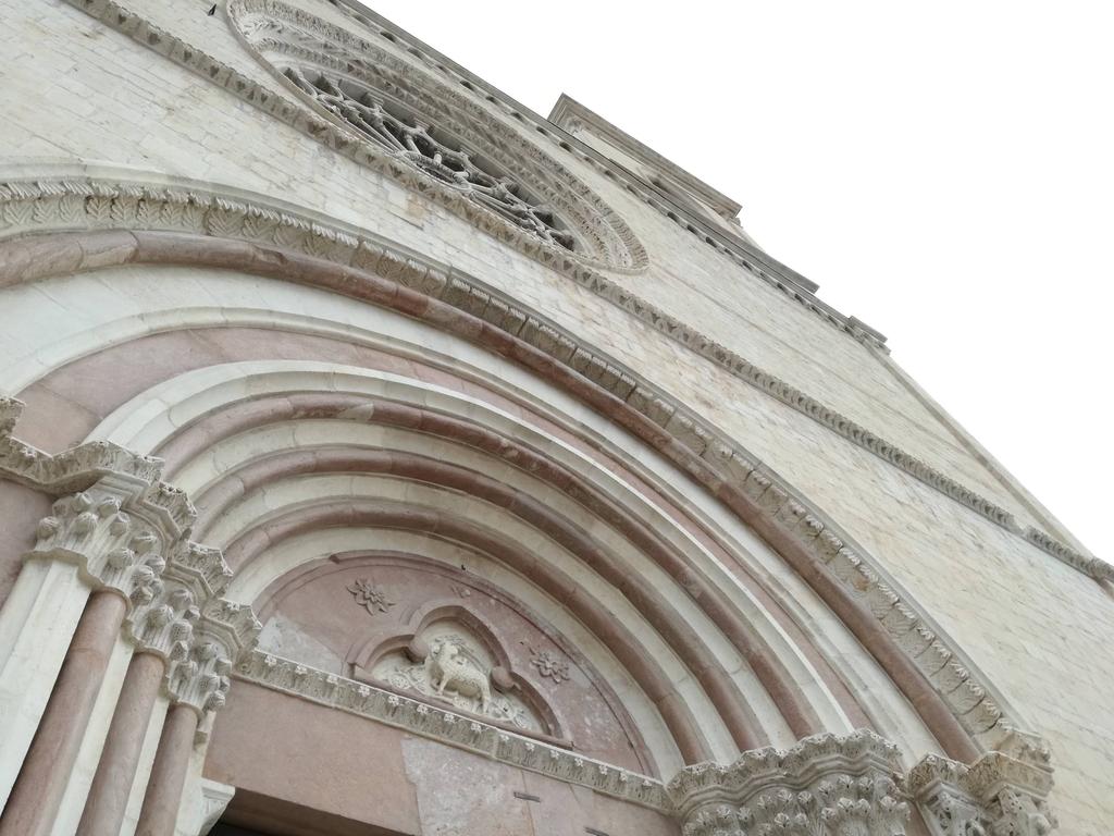 1 DENTRO LA CHIESA DI SAN SILVESTRO, L ANTEPRIMA DI UN TESORO CHE TORNA L AQUILA Alla chiesa di San Silvestro all Aquila, ancora non si può accedere dal portone principale, per questo entriamo da una