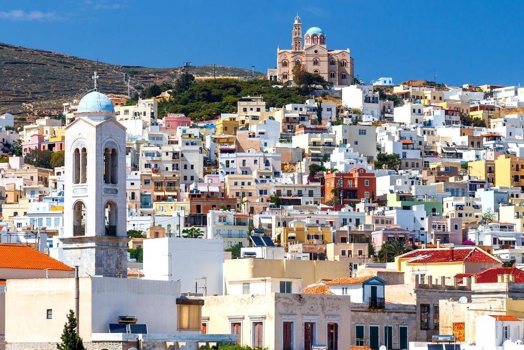 Syros, l isola capitale delle Cicladi, offre scorsi fuori rotta ed un bellissmo giro in motorino fino a toccare la punta nord, raggiungibile solo via terra.