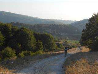 La strada attraversa i suddetti Piani e dopo qualche centinaio di metri comincia a salire immettendosi successivamente dopo circa 1,5 km in