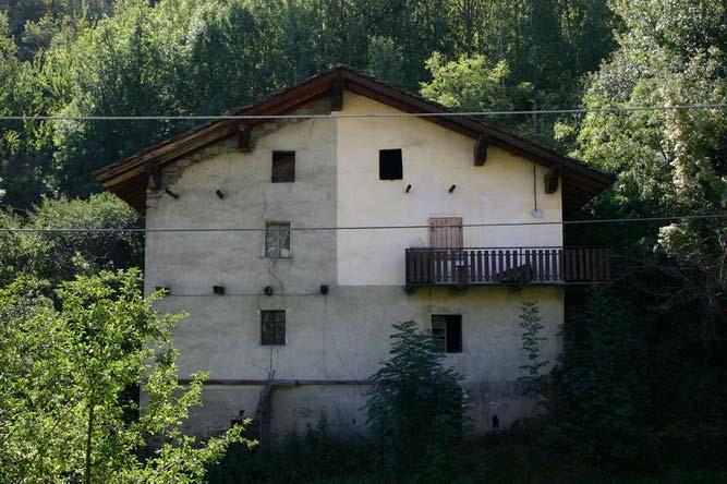 1 Epoca di costruzione: antecedente il 1900 Stato di conservazione: sufficiente Stato del fabbricato: rimaneggiato Tipo fabbricato: edificio Destinazione d'uso: residenziale Grado di