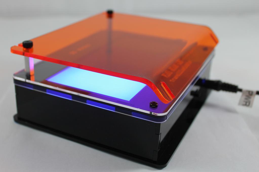 Il TRANSILLUMINATORE è uno strumento che permette di visualizzare i risultati di un elettroforesi su gel di agarosio.