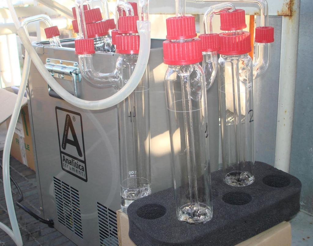 I tre gorgogliatori che operano a bassa temperatura (prossima a 0 C) sono posti all interno di un sistema riempito con liquido refrigerante (soluzione con glicol etilenico) dotato di una pompetta per