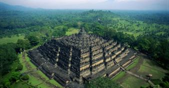 Temple e visita del tempio al tramonto Sera: trasferimento a Borobudur.