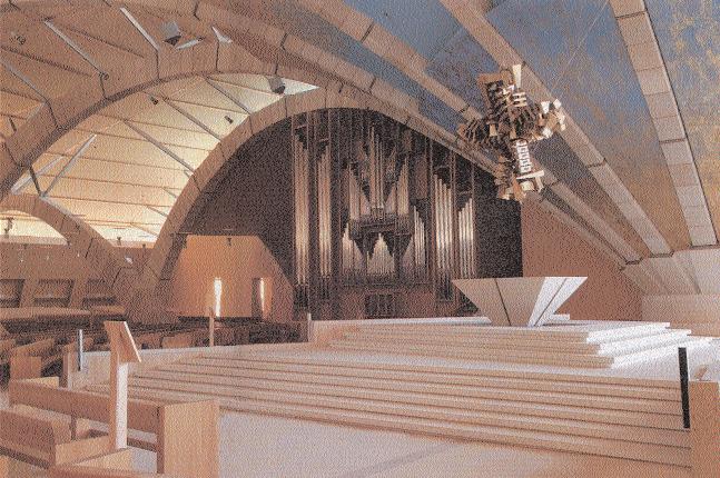 L ALTARE Veduta dell altare, situato in cima a due gradinate di 3 e 6 gradini ciascuna, sotto un enorme spirale che si svolge sui 9 archi della struttura della Sala Liturgica.