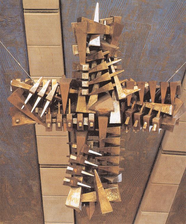 LA CROCE GLORIOSA «Ad Arnaldo Pomodoro, uno dei più grandi artisti contemporanei, era stata chiesta una croce bronzea, attaccata all altare, che rappresentasse le cinque piaghe, ma l artista era in
