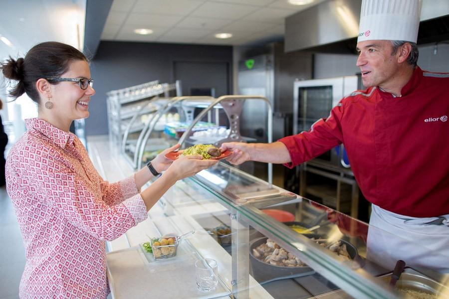 Gli italiani sposano la dieta mediterranea in pausa pranzo piatti più sani e leggeri nel segno della tradizione Alla Food Academy Elior la presentazione di una ricerca su nuove abitudini e tendenze