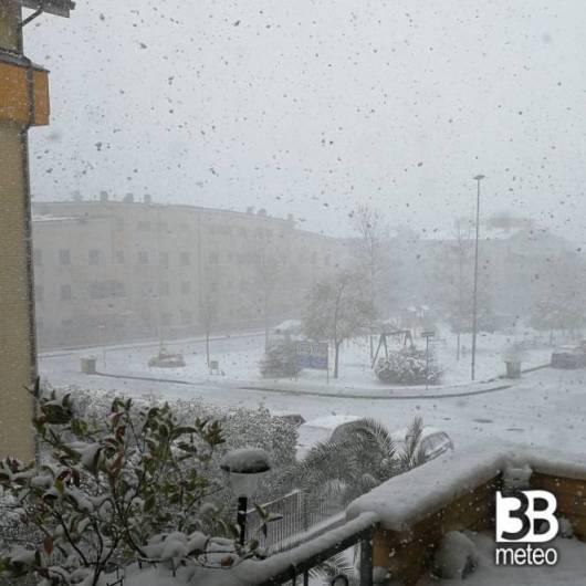 Neve non solo su Roma naturalmente, nella notte è nevicato anche a Civitavecchia, Ladispoli, Ostia, unica eccezione le coste meridionali, come Formia e Gaeta dove è nevicato leggermente in mattinata.