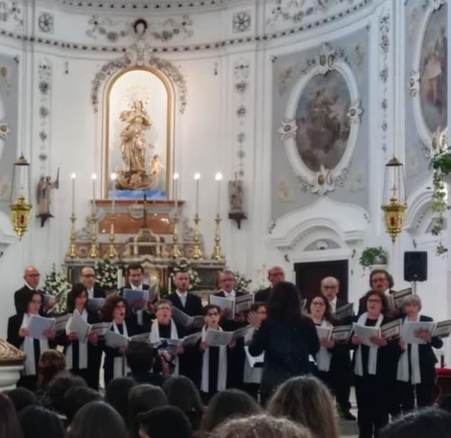 Per far conoscere ai nostri lettori i due Cori dell area trapanese invitati al Festival, diremo che il Coro Polifonico San Giovanni Paolo II dir.