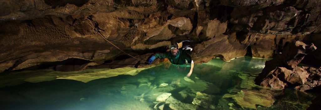 SPELEOTOUR del BUSO DELLA RANA Un'escursione dentro la Terra, dal semplice antro iniziale fino ai rami più interni attraverso lo stretto sifone e il Laghetto di Caronte, dove l'uso di un gommone ne