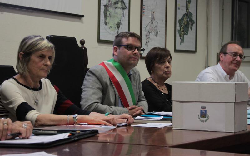 Comune gentile 2 Adriana Rossi, Alessandro Milani, il segretario comunale e Claudio Rossi Tra i consiglieri Enrico Riva si occuperà di territorio, ambiente e sicurezza; Cinzia Soldo di servizi alla