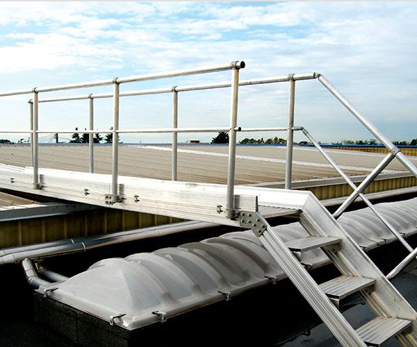 Passerelle di sicurezza in alluminio ALWAY «Struttura a composizione di moduli indipendenti «Accoppiamento moduli e ﬁssaggio parapetti mediante apposite piastre e