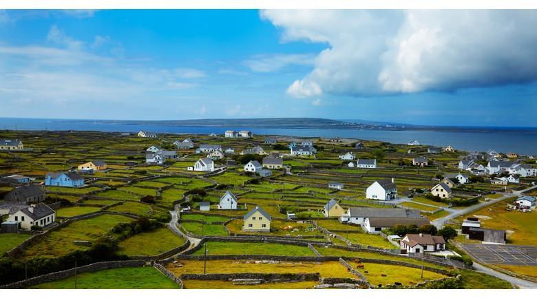 l abbazia delle monache benedettine, ex residenza di un ricco mercante. Pranzo in ristorante. Sistemazione in hotel. Cena e pernottamento nella contea di Galway.