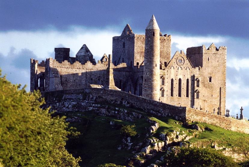 Continuando il tour, si attraversa il Burren, affascinante regione carsica famosa per il suo aspetto quasi lunare: qui la grigia pietra appare incisa da profonde slabbrature e, fra le fessure,