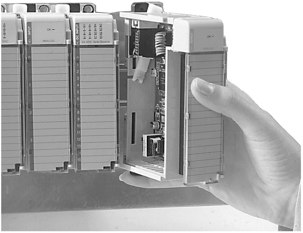 2 Moduli I/O analogici e di ingresso per temperatura Compact Sistema Compact I/O 1769 Caratteristiche e Vantaggi Un I/O senza rack mette a disposizione molte caratteristiche e vantaggi.