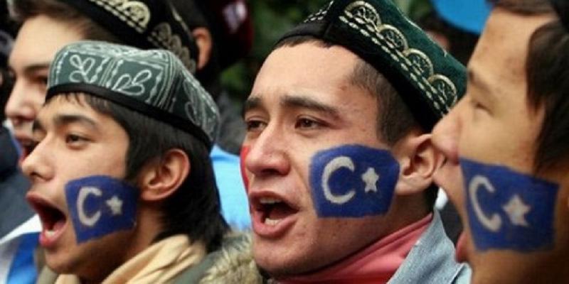 Uiguri e han Dagli inizi degli anni 80 progressivamente nella nuova politica di tolleranza religiosa nel paese, agli uiguri (etnia turcofona e musulmana una volta maggioritaria in Xinjiang) vennero