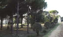 Annessi alla villa sono i locali un tempo adibiti a stalla, in cui è inserita una torretta/piccionaia, e l oratorio dedicato a S. Maria.