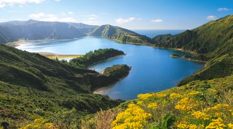 Sao Miguel, costeggiando per l interezza del suo perimetro la magnifica Lagoa das Sete Cidades, simbolo delle