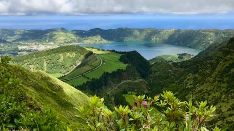 Percorso variegato, caratterizzato da numerosi saliscendi, con impegnativo tratto in salita tra Sete Cidades e