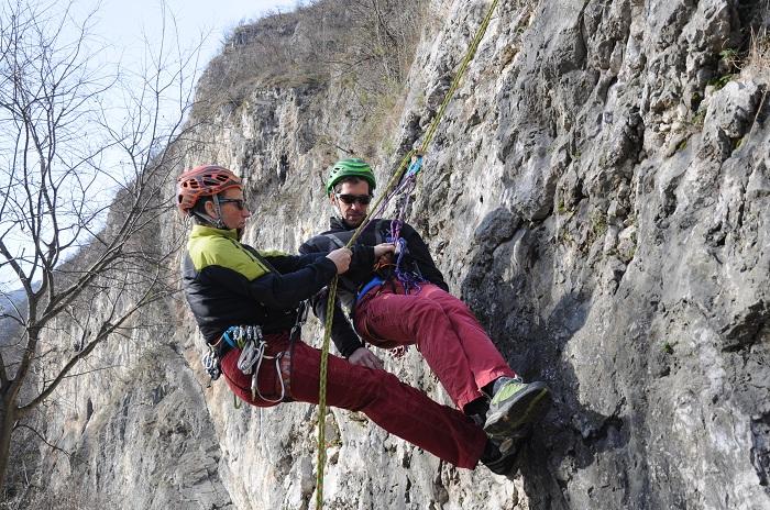 Lo stesso cordino si collega al moschettone del