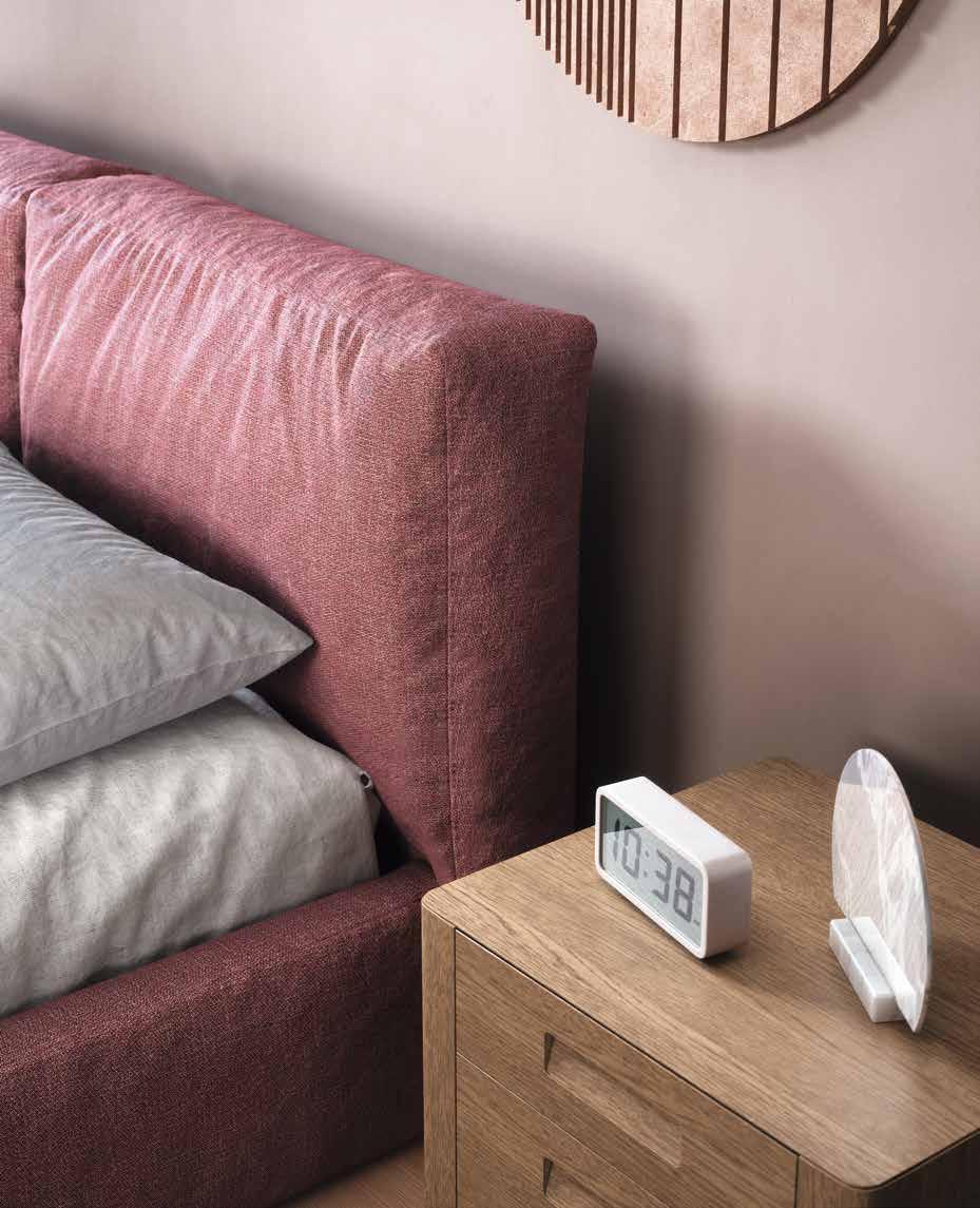 BRICK it Volumi morbidi e accoglienti, impreziositi da cuciture di qualità sartoriale, caratterizzano il letto imbottito Brick, personalizzabile in tutti i tessuti, ecopelli e pelli extra a catalogo.