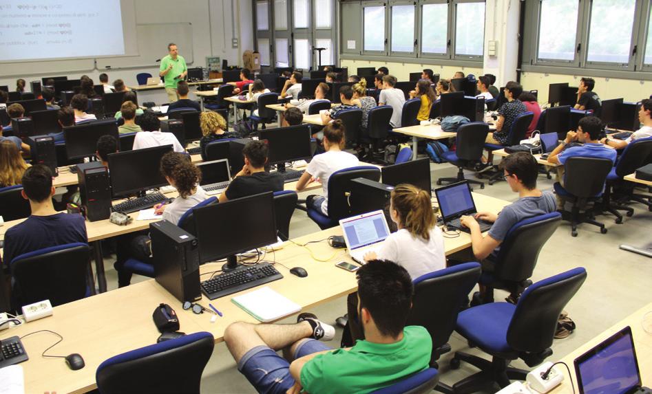 IL CORSO IN BREVE Il Corso di laurea triennale in Informatica forma professionisti in grado di progettare, sviluppare e gestire sistemi informatici complessi e reti informatiche.