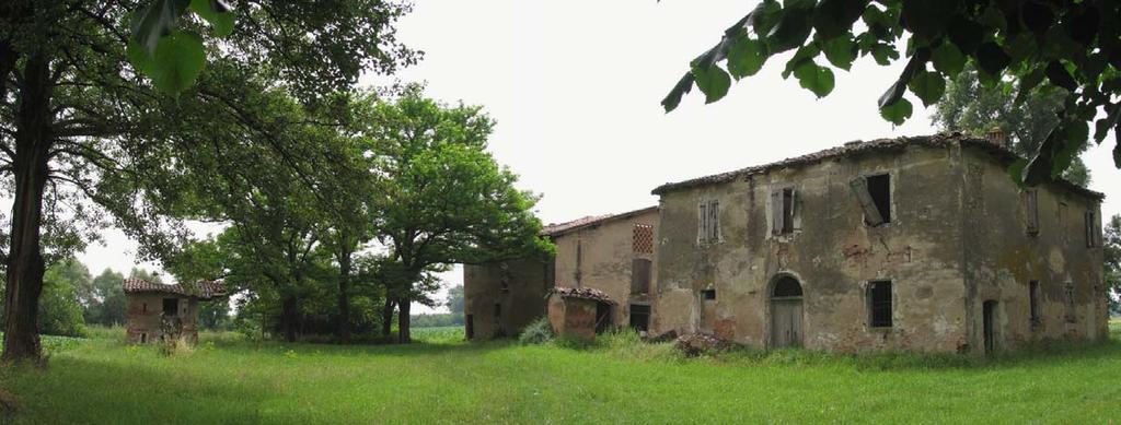 (Sopra/sotto) 4/2- Vista del complesso dalla strada/cavedagna