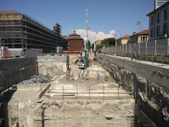 Stazione Sforza Policlinico Realizzati tutti i diaframmi, le travi di coronamento sia del corpo profondo che di quello superficiale, i consolidamenti i tiranti di quello superficiale, dove