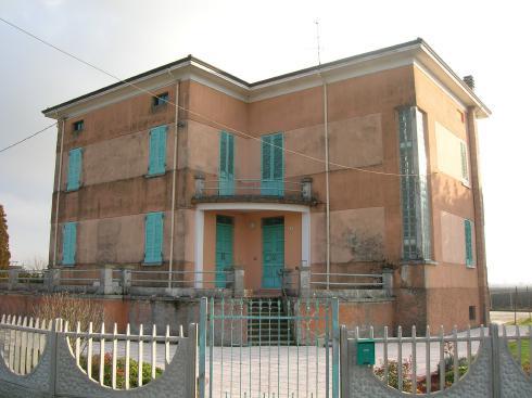 CORTE AGRICOLA 13 Ubicazione: zona nord via Cardinala est Estremi catastali: foglio 5 mappali 67-11 Tipologia edilizia: Villa del novecento L edificio, costruito nella metà del novecento, presenta le