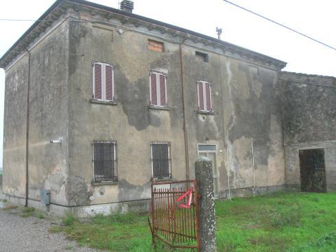 CASCINA 16 Ubicazione: zona nord via Cardinala Est Estremi catastali: foglio 5 mappali 119 Tipologia edilizia: Corte rurale con abitazione e fienile L edificio trova in un evidente degrado dovuto all