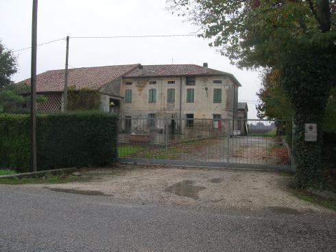 CASCINA 18 Ubicazione: zona nord via Cardinala Est Estremi catastali: foglio 5 mappali 53-54-108-109 Tipologia edilizia: Corte rurale con abitazione e fienile L edificio si trova in un evidente