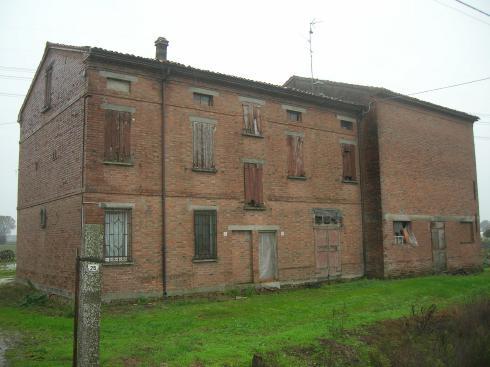 CASCINA 23 Ubicazione: zona nord via Cardinala Est Estremi catastali: foglio 7 mappali 61-62 Tipologia edilizia: Corte rurale con abitazione e fienile L edificio si trova in un evidente degrado