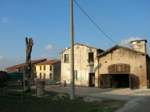 della Strada Cardinala, che attraversa a nord il