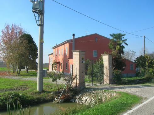 LOGHINO 44 Ubicazione: via Terzi Estremi catastali: foglio 15 mappali 10 Tipologia edilizia: Fabbricato rurale L edificio, di recente ristrutturazione, ha riproposto quasi del tutto le tipologie che