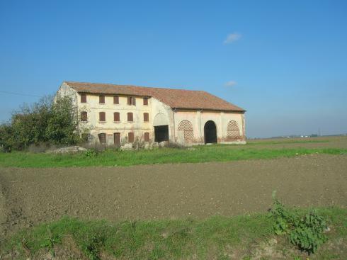 CASCINA 47 Ubicazione: via Soscade Estremi catastali: foglio 16 mappali 14 Tipologia edilizia: Corte rurale con abitazione e fienile L edificio si trova in un evidente degrado dovuto all abbandono