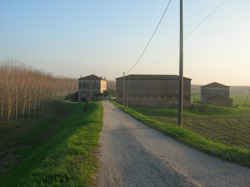 CORTE AGRICOLA 51 Ubicazione: via Fornace Estremi catastali: foglio 25 mappali 80-84-100 Tipologia edilizia: Corte rurale con abitazioni e stalla L edificio trova in buono stato di conservazione e