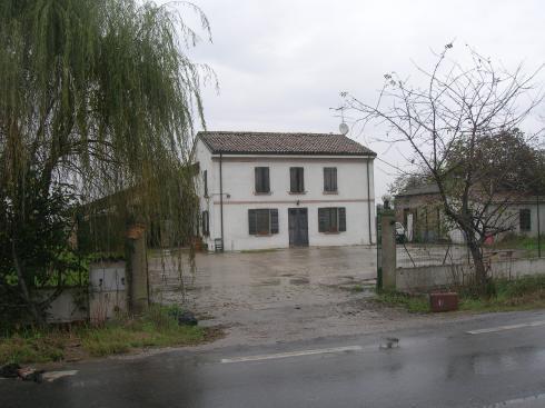 LOGHINO 6 Ubicazione: zona nord via Cardinala Ovest Estremi catastali: foglio 2 mappali 26 Tipologia edilizia: Corte rurale con abitazione e fienile L edificio, di recente ristrutturazione, ha