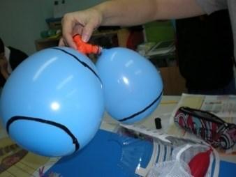costole due palloncini azzurri per i polmoni un tubo di plastica trasparente e corrugata per la
