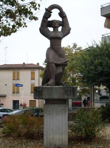 Per mantenere e raforzare i Valori della Resistenza Opera dello scultore Romano Buffagni, la scultura in pietra raffigura una donna nell'atto di piegare una spada.