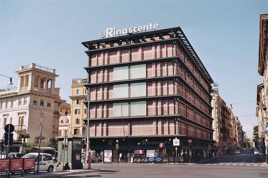 L edificio di Albini: il volto nuovo di Rinascente Nell Italia del boom e degli anni Sessanta l edificio progettato da Franco Albini e Franca Helg per