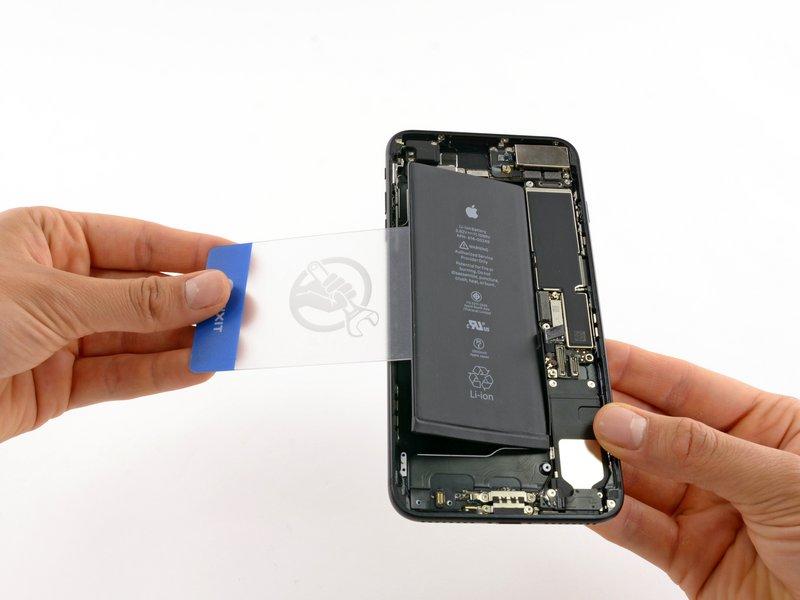 Gira il telefono e usa una scheda di plastica per rompere l'adesivo che può essere rimasto sotto la batteria stessa.
