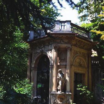 Un tempo questo giardino era proprietà di famiglie nobili, invece oggi è un oasi di pace a disposizione di tutti, a pochi passi dal centro cittadino.