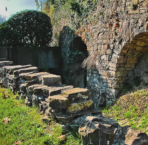 La Rocca del 300 racconta la sua storia militare e quella della città in epoca risorgimentale. La casa dei bombardieri ospita il Museo dell Ottocento. Cannoniera di San Michele.