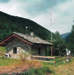 12. 13. 12. Stazione di Etroubles posizionata a seguito del disastroso evento di Chernobyl per monitorare l effetto della nube radioattiva entrante dal Colle del Gran San Bernardo. 13. Stazione di Pré-Saint-Didier - Plan Praz, la cui gestione è affi data dal 2002 al Centro Funzionale.