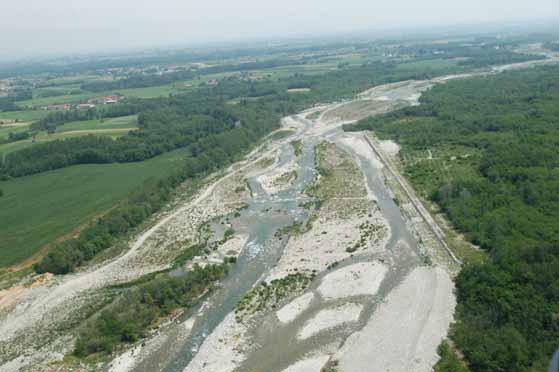 le opere di difesa dalle alluvioni interferenti e non strategiche per la sicurezza per migliorare i processi idromorfologici e le forme fluviali naturali Dismettere, adeguare e