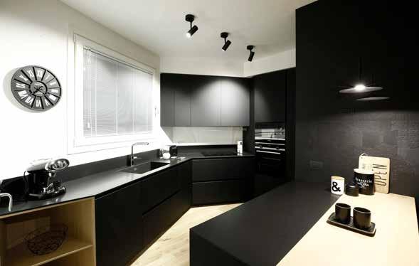 La purezza delle forme si manifesta anche nel binomio black and white in cucina dove gli arredi sono stati realizzati su misura KITCHEN IN BLACK.
